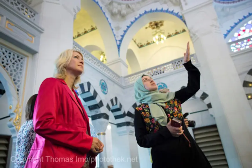 Manuela Schwesig lässt sich bei einer Führung eine Moschee zeigen