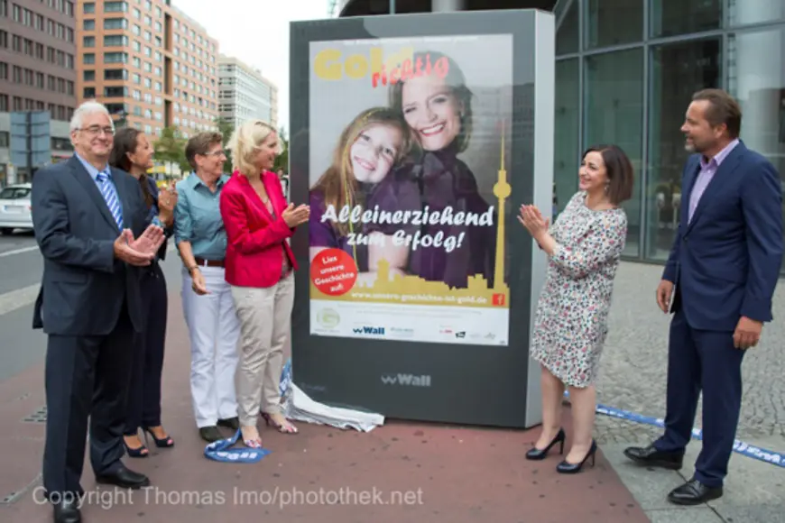 Manuela Schwesig, Dilek Kolat dun weitere Teilnehmer enthüllen ein Plakat mit der Aufschrfit: "Alleinerziehend zum Erfolg"