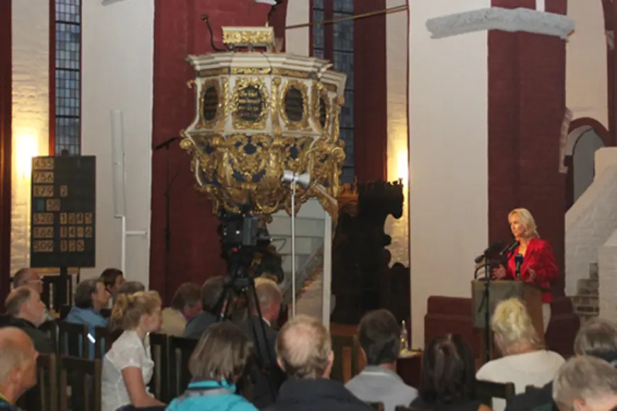 Manuela Schwesig hält im Dom zu Brandenburg eine Rede