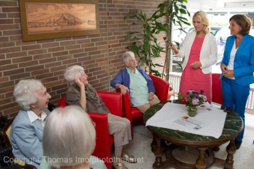 Manuela Schwesig und Malu Dreyer im Gespräch mit älteren Menschen