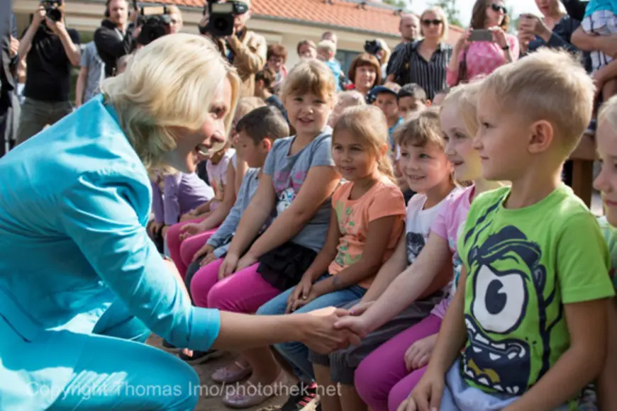 Manuela Schwesig begrüß die Kinder der Kita