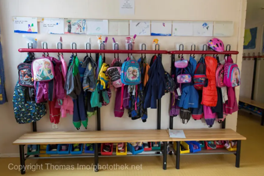 Alt: Ein Kleiderhaken in der Kita