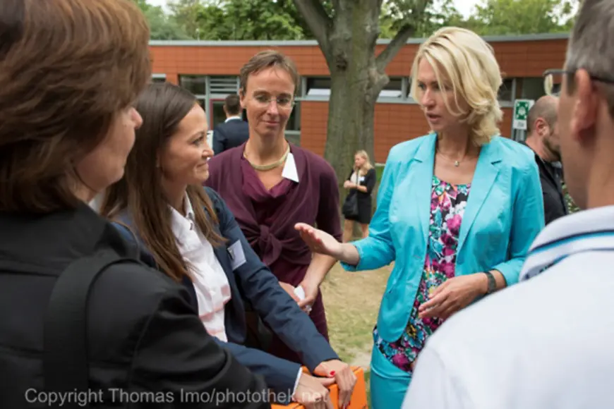 Manuela Schwesig im Gespräch mit Mitarbeiterinnen und Mitarbeitern von BASF