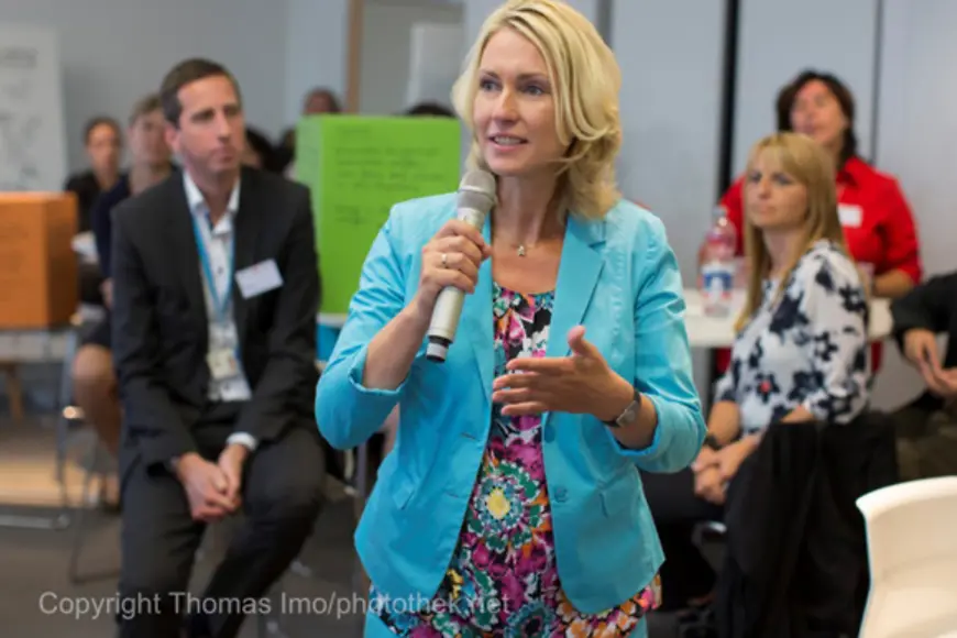 Manuela Schwesig spricht in ein Mikrofon.