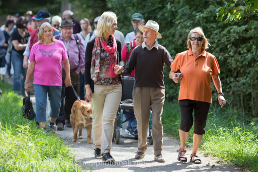 Manuela Schwesig wandert mit einer Gruppe Menschen