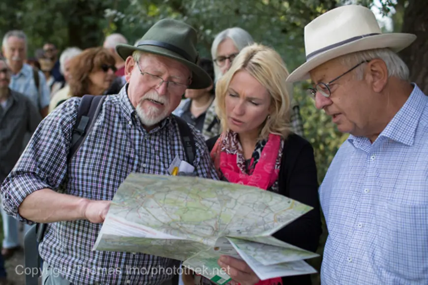 Manuela Schwesig wandert mit einer Gruppe Menschen
