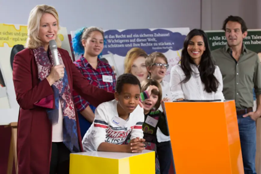 Manuela Schwesig mit mit Collien Ulmen-Fernandes, Hans-Werner Meyer und einigen Kindern auf einem Gruppenbild