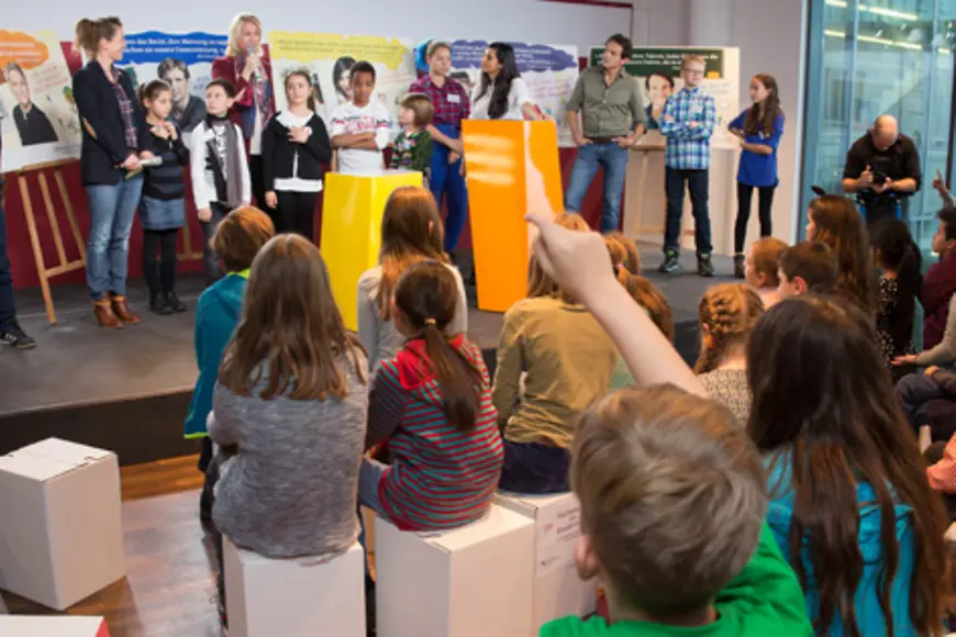 Manuela Schwesig im Gespräch mit zahlreichen Kindern