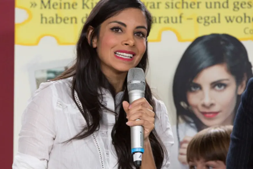 Collien Ulmen-Fernandes spricht auf der Veranstaltung für Kinderrechte