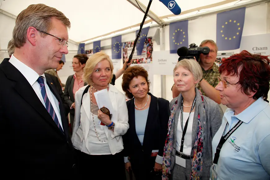Bundespräsident Christian Wulff im Gespräch mit einer Vertreterin aus dem Landkreises Cham. Bildquelle: BMFSFJ