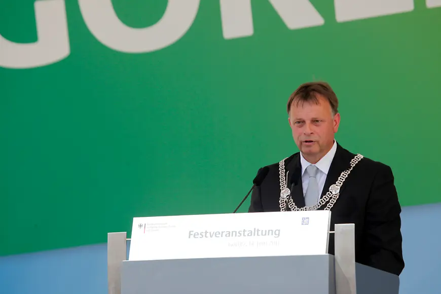 Der Oberbürgermeister von Görlitz, Joachim Paulick, begrüßt die Gäste. Bildquelle: BMFSFJ.
