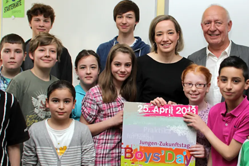Kristina Schröder mit Schulkindern und Teilnehmern des Boys'Day. Bildnachweis: BMFSFJ